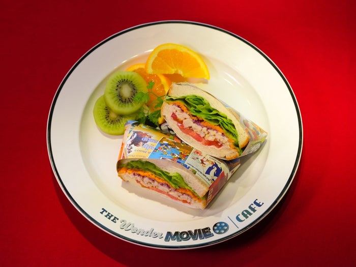チキンと野菜のカラフルサンドイッチ税込1,980円（C）Disney