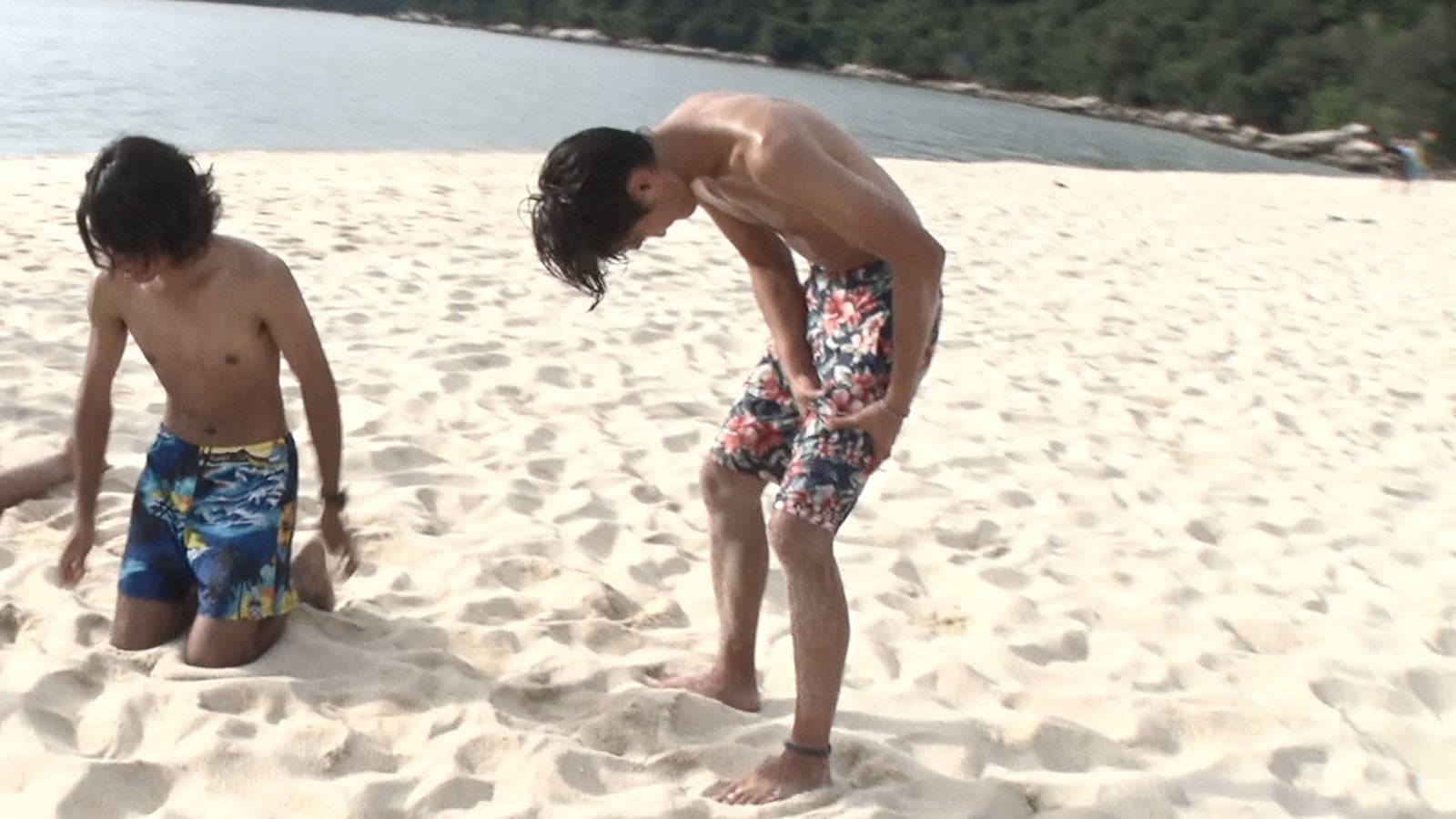 肉離れ？を起こしてしまったシャイボーイ／「あいのり：Asian Journey」第19話より（C）フジテレビ