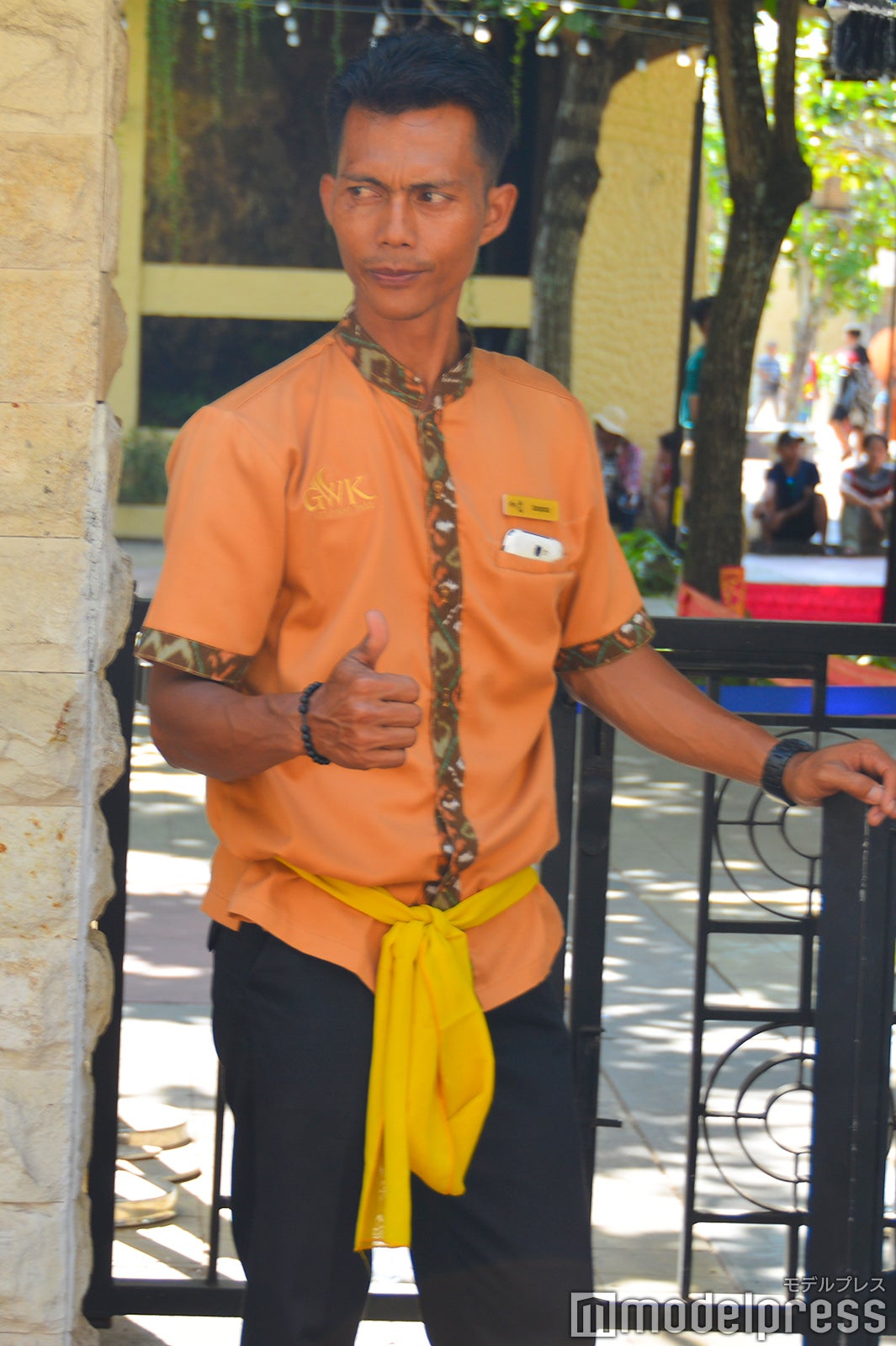 寺院観光ではスレンダンという紐を腰に巻き付けます（C）モデルプレス