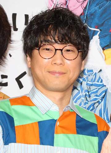 「奥様！横顔も美しい♥」「眩しくて見えない」山崎樹範 結婚10年の女優妻と回転寿司デート「見よ！この真剣な表情！！」