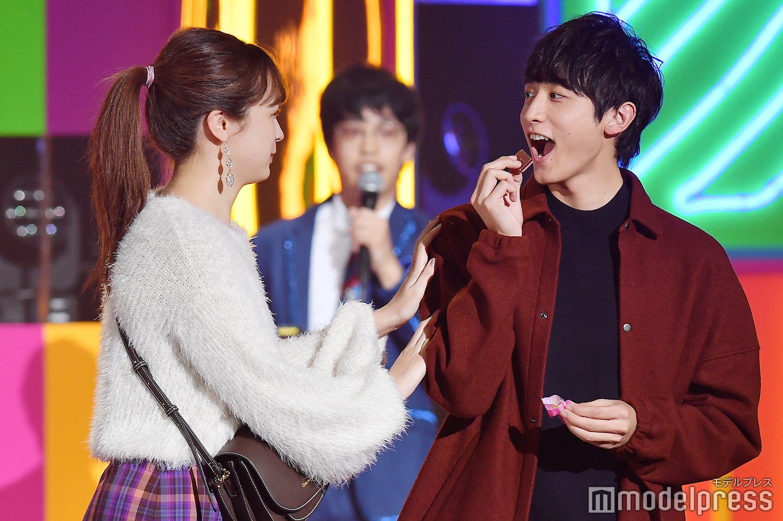 小関裕太（右）、自分で食べようとするも… （C）モデルプレス