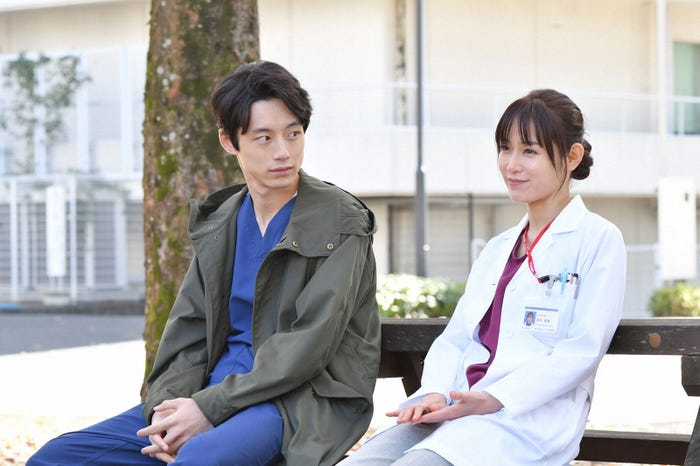 坂口健太郎、山口紗弥加/「コウノドリ」第8話より(画像提供:TBS)