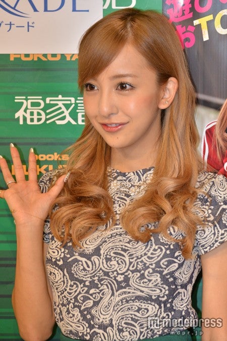 自身の写真集「板野ってオシャレなの！？～とも、ついにみせちゃいます～」（9月20日）「ともちん」（9月30日）の発売記念握手会を開催した板野友美