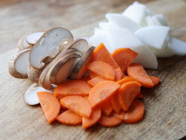 大根は7～8mmのいちょう切りに、にんじんは4～5mmの半月またはいちょう切りにし、しいたけは薄切りにする。