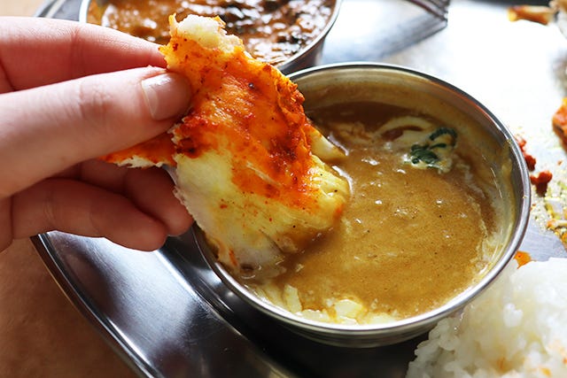 Cセットのチキンティッカがしみ込んだナン