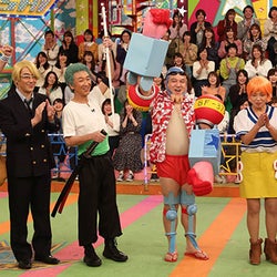 チーム人力舎 One Piece キャラクターのコスプレ姿で参戦 Vs嵐 モデルプレス