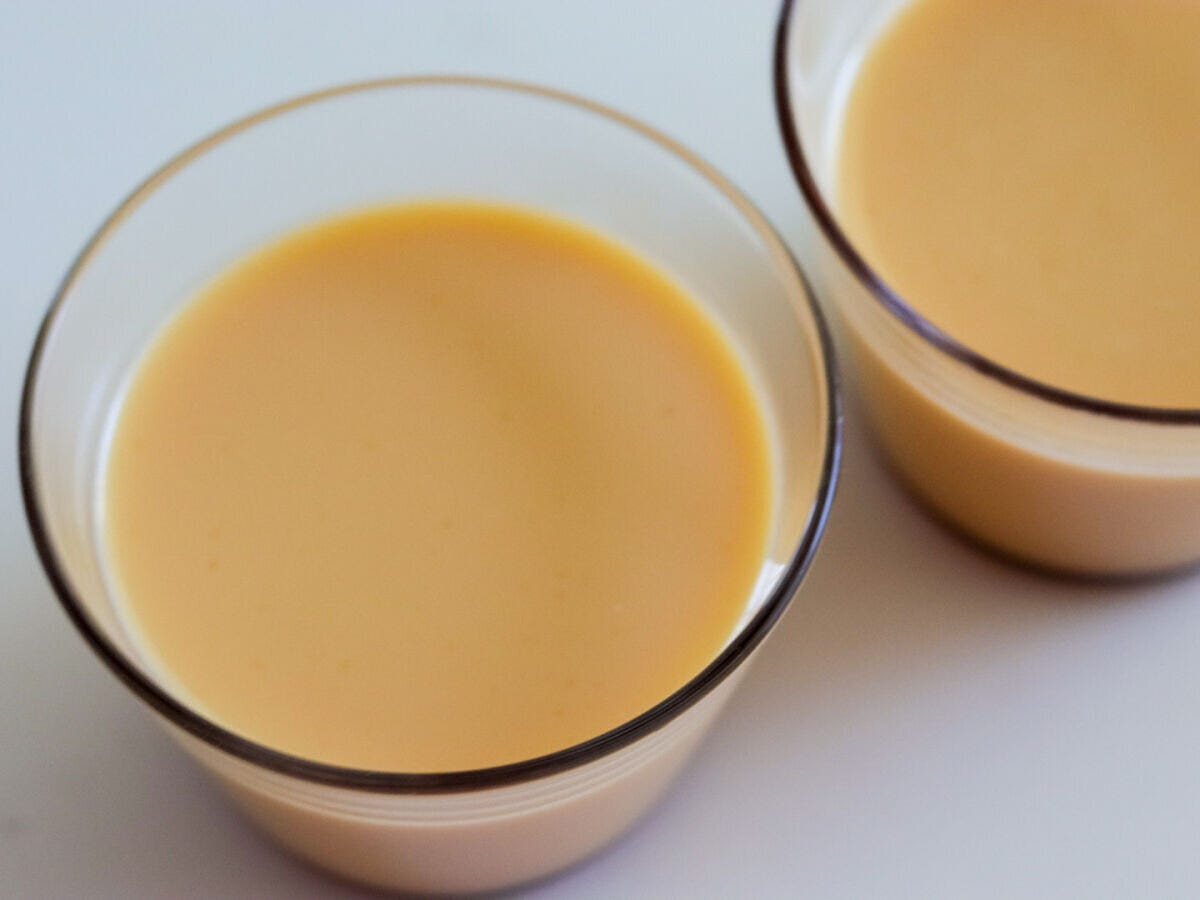 プリンカップにプリン液を注ぎ入れた状態を上から見た写真