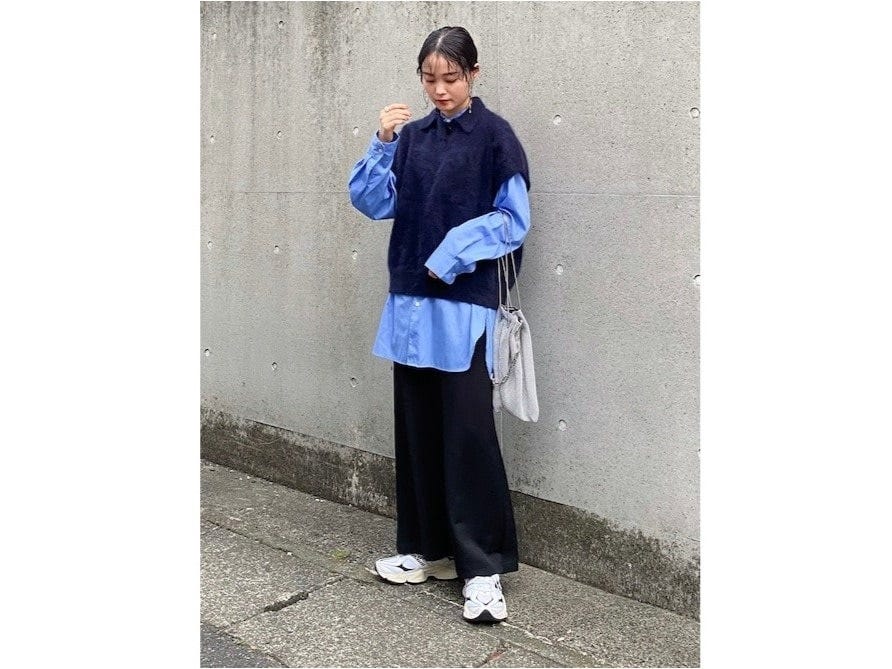 フェミニンすぎないシャツ＆レイヤードコーデでスマートな着こなしに　出典：WEAR