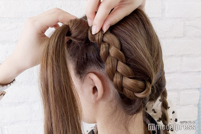 三つ編みを上に上げて、ツインテールに巻きつける (C)モデルプレス