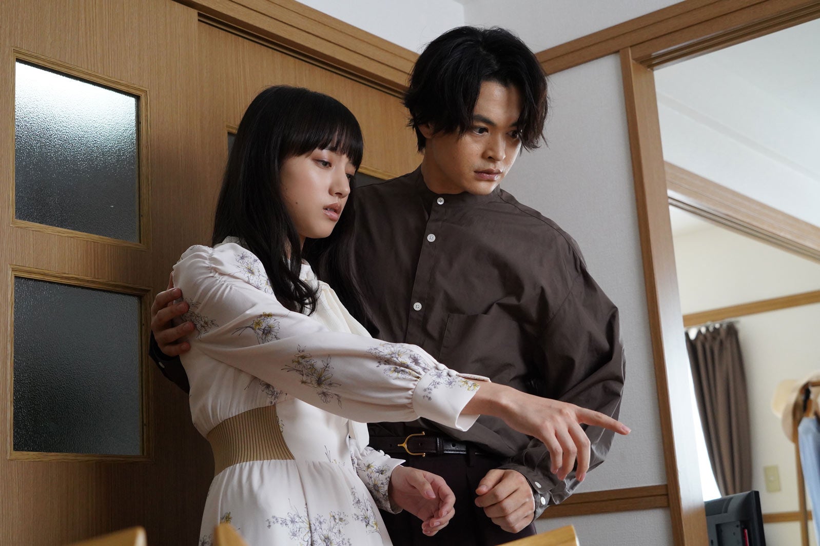 清原果耶＆瀬戸康史「霊媒探偵・城塚翡翠」クランクイン　早くも事件感じさせる場面写真解禁