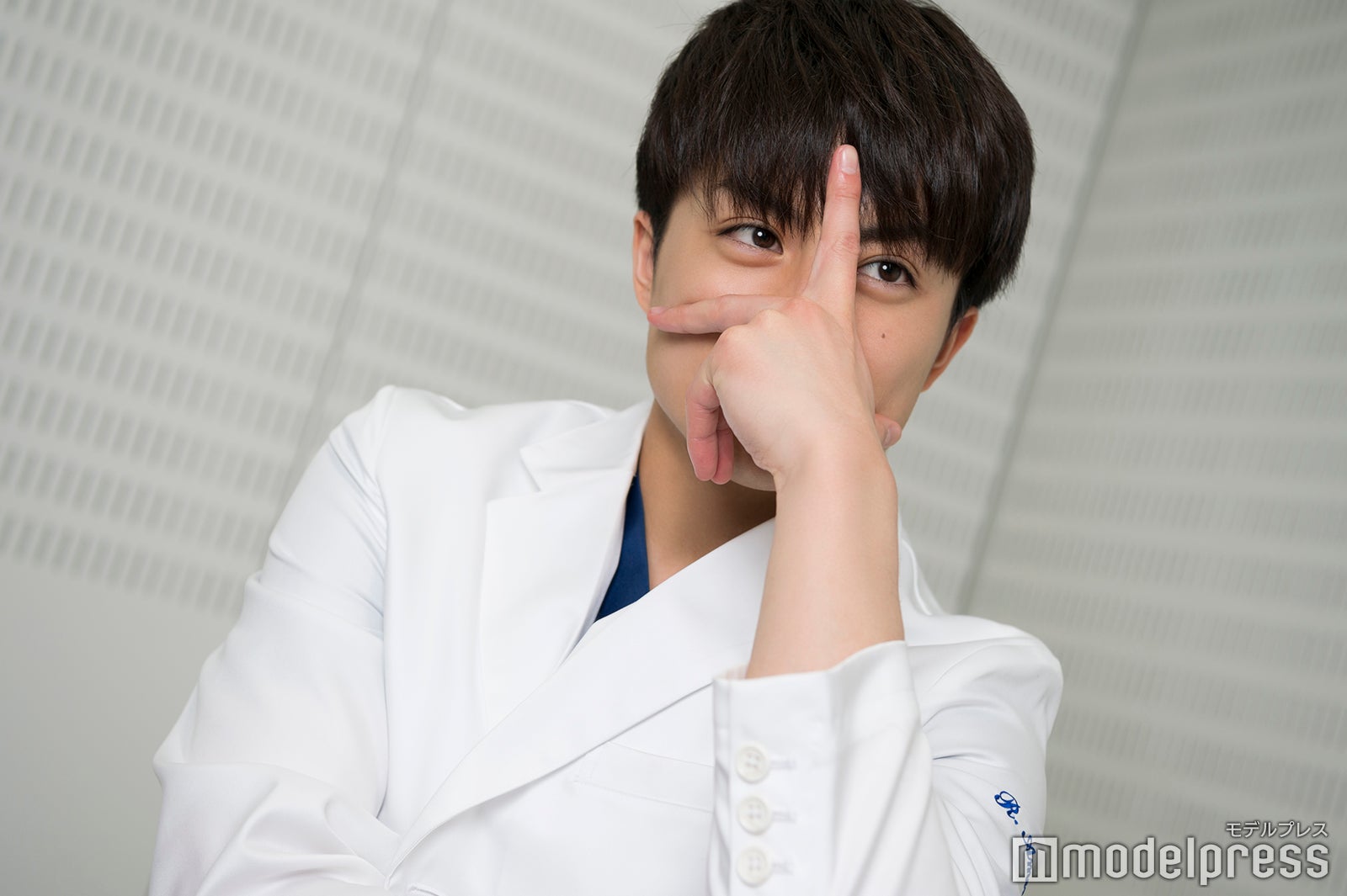 白濱亜嵐／ノリノリでポーズを決めてくれた（その1）（C）モデルプレス