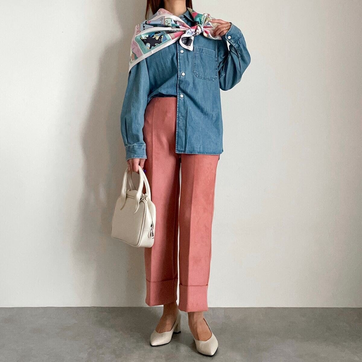 デニムシャツとカラーパンツコーデ