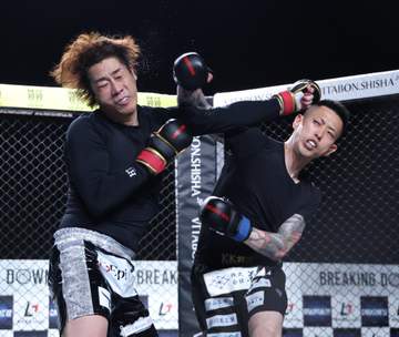 まさか・・・5連勝中だった朝倉未来暴走族時代の特攻隊長が衝撃の27秒KO負け 開始7秒で右カウンター被弾しダウン、その後もボコボコに