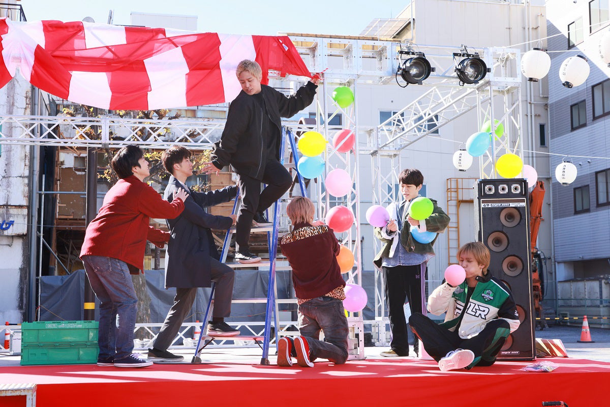 WEST.（C）2025「裏社員。-スパイやらせてもろてます‐」製作委員会