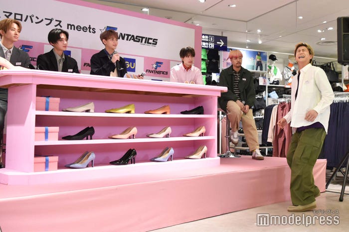 寝坊した設定で寸劇を始めた瀬口黎弥 (C)モデルプレス