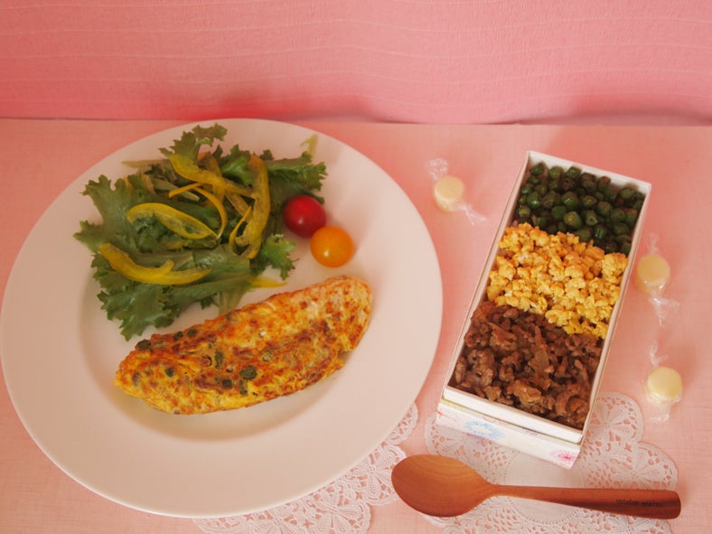 「ひき肉のオムレツ → 玄米のトリコロール丼」