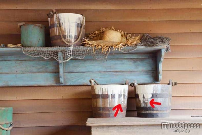 トムソーヤ島に向かうイカダの待合所にあるバケツ(TDL)