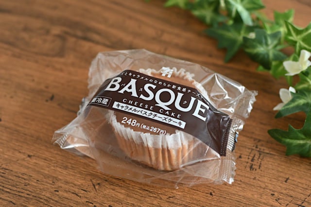 セブンイレブンのキャラメルバスクチーズケーキ開封前を斜めから