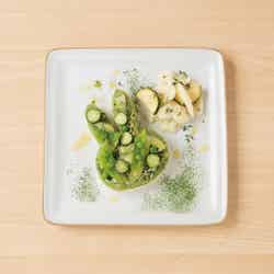 チキンときゅうりのサンドイッチ税込1,290円/提供画像