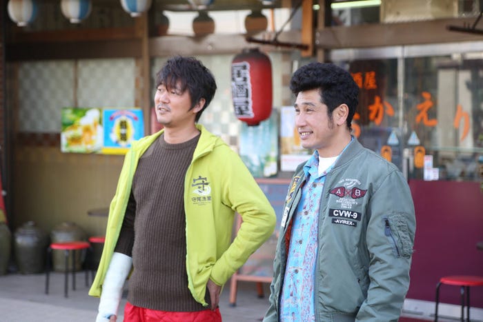 新井浩文、渋川清彦/「モンテ・クリスト伯 ー華麗なる復讐ー」第1話より(C)フジテレビ