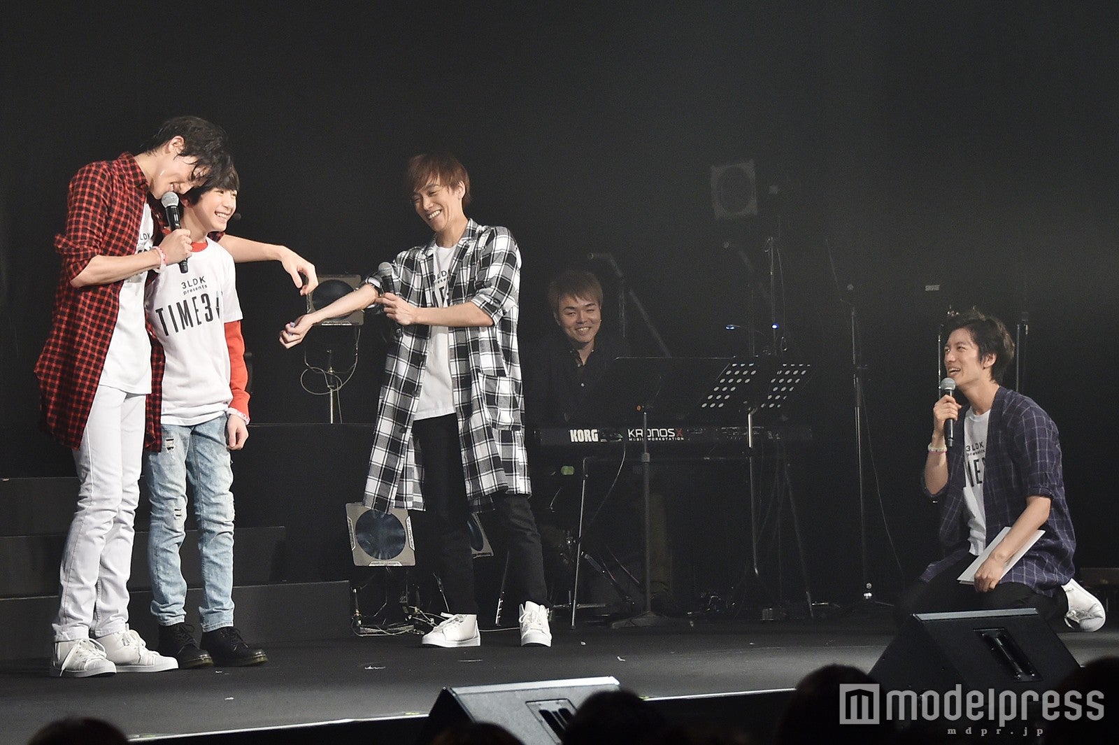 内川蓮生（13）がかわいすぎて膝から崩れ落ちる水田航生（右） （C）モデルプレス