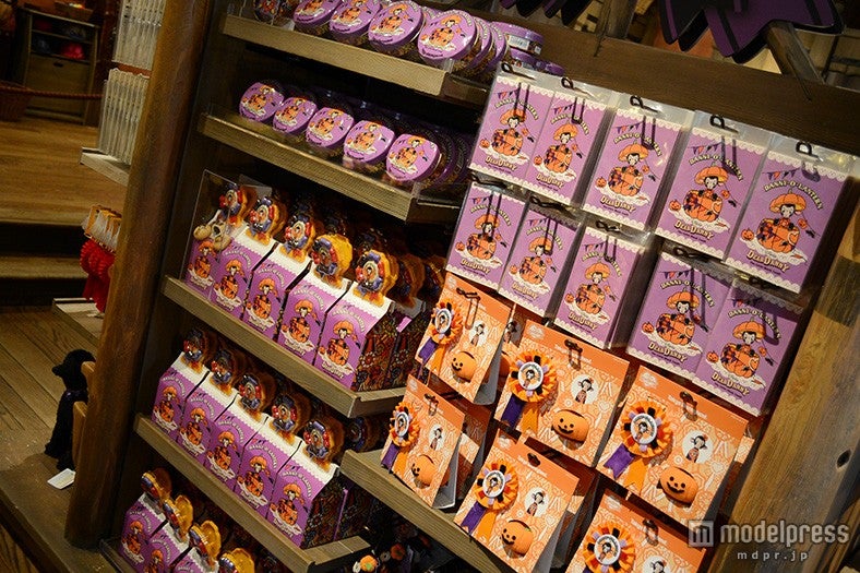 ハロウィーン仕様のダニーのグッズが並ぶショップ