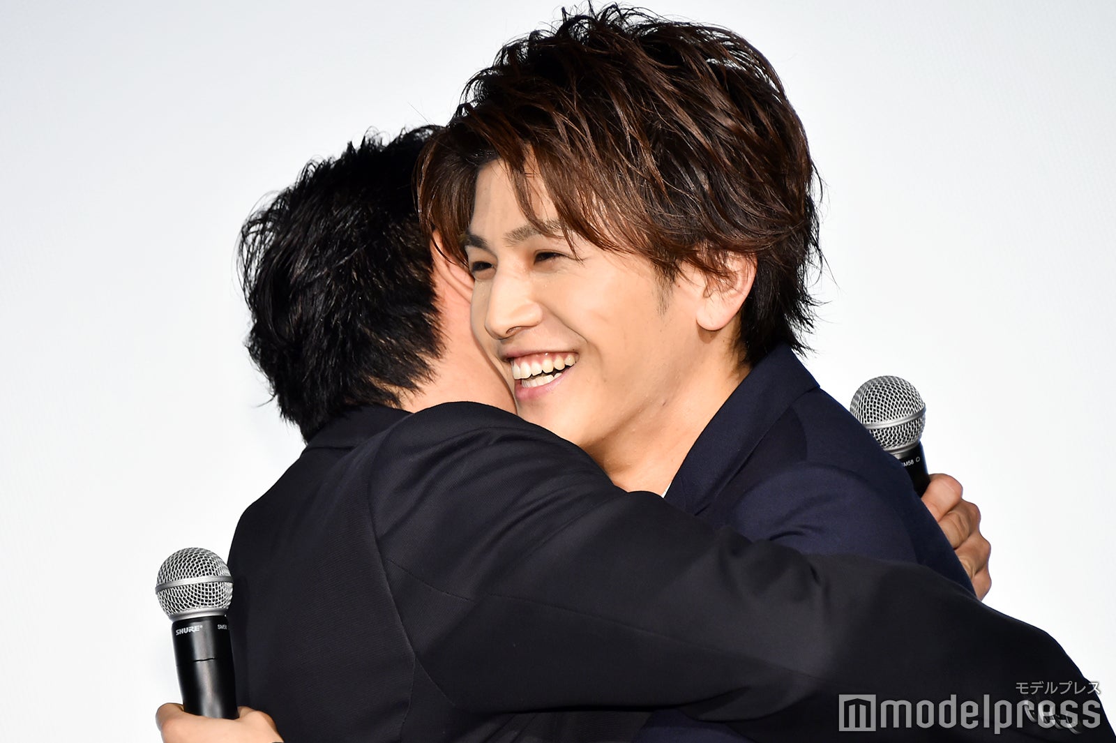 EXILE岩田剛典、満面の笑みでハグ「ものすごく運命的なものを感じています」＜ウタモノガタリ＞