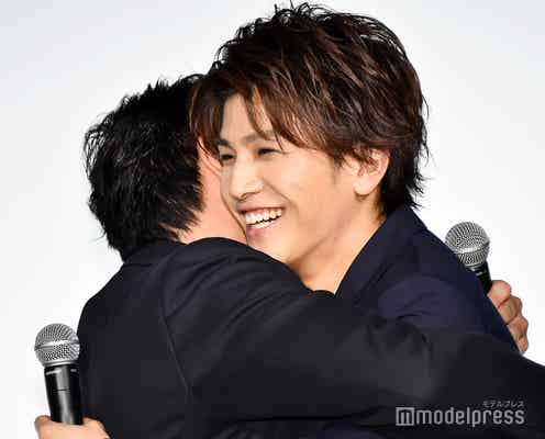 EXILE岩田剛典、満面の笑みでハグ「ものすごく運命的なものを感じています」<ウタモノガタリ>