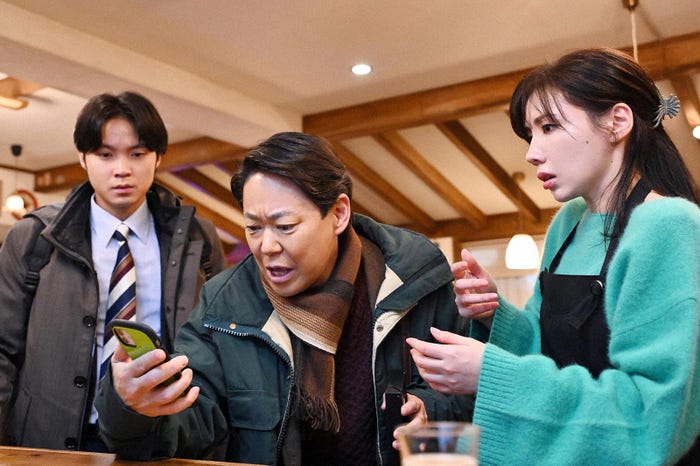 磯村勇斗、阿部サダヲ、仲里依紗「不適切にもほどがある!」第2話より(C)TBS
