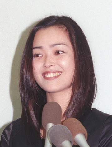 米国人弁護士と結婚、自然な美が話題のLA在住女優56歳 人気の日本のスナック紹介に反響「新鮮」「世界進出してたとは」