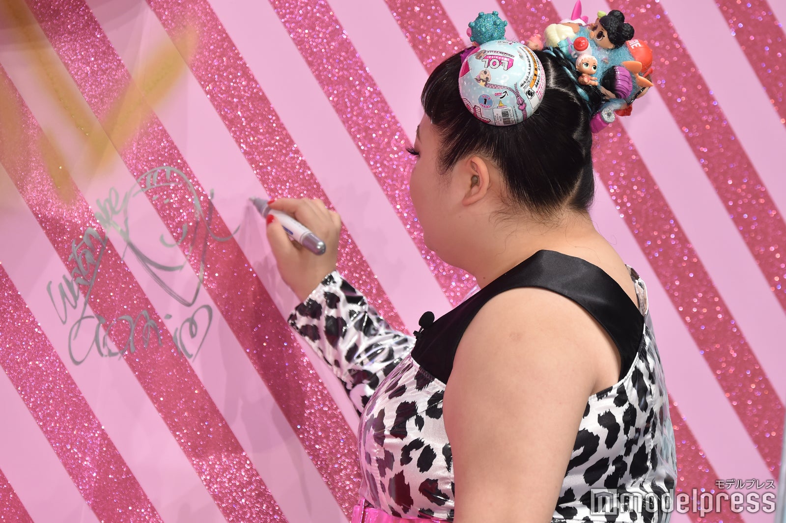 サインを書く渡辺直美 （C）モデルプレス