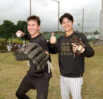 阪神 ディベイニーが感じた中野の細かな気配り 言語の壁を越えて守備の要“キャムタク”コンビに期待【取材後記】