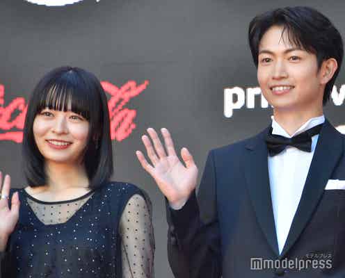 莉子&綱啓永、満面の笑顔で手振り ブラックスタイルでレッドカーペット登場<第36回東京国際映画祭>