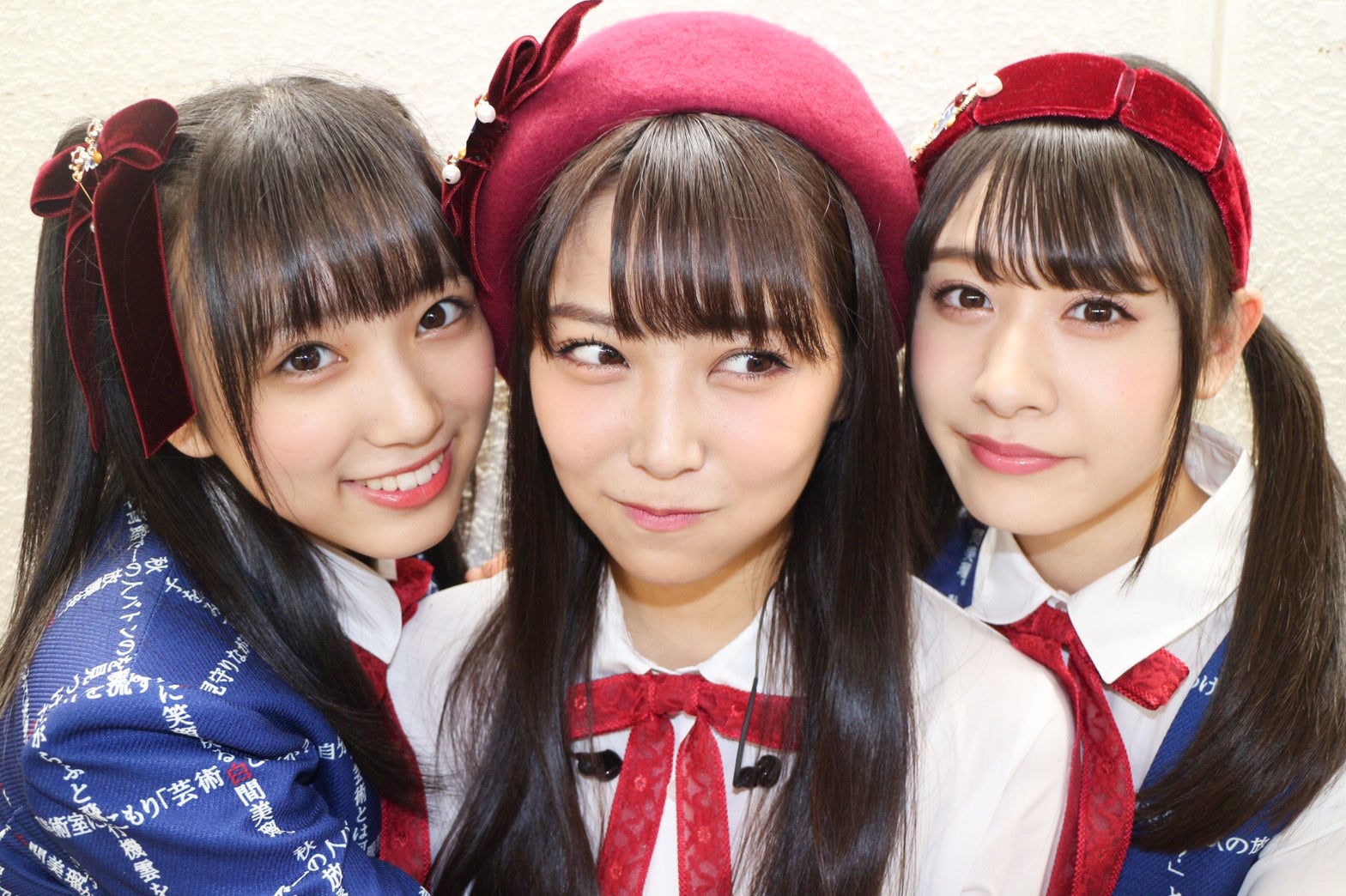 矢吹奈子、白間美瑠、加藤美南／新博難（C）AKS