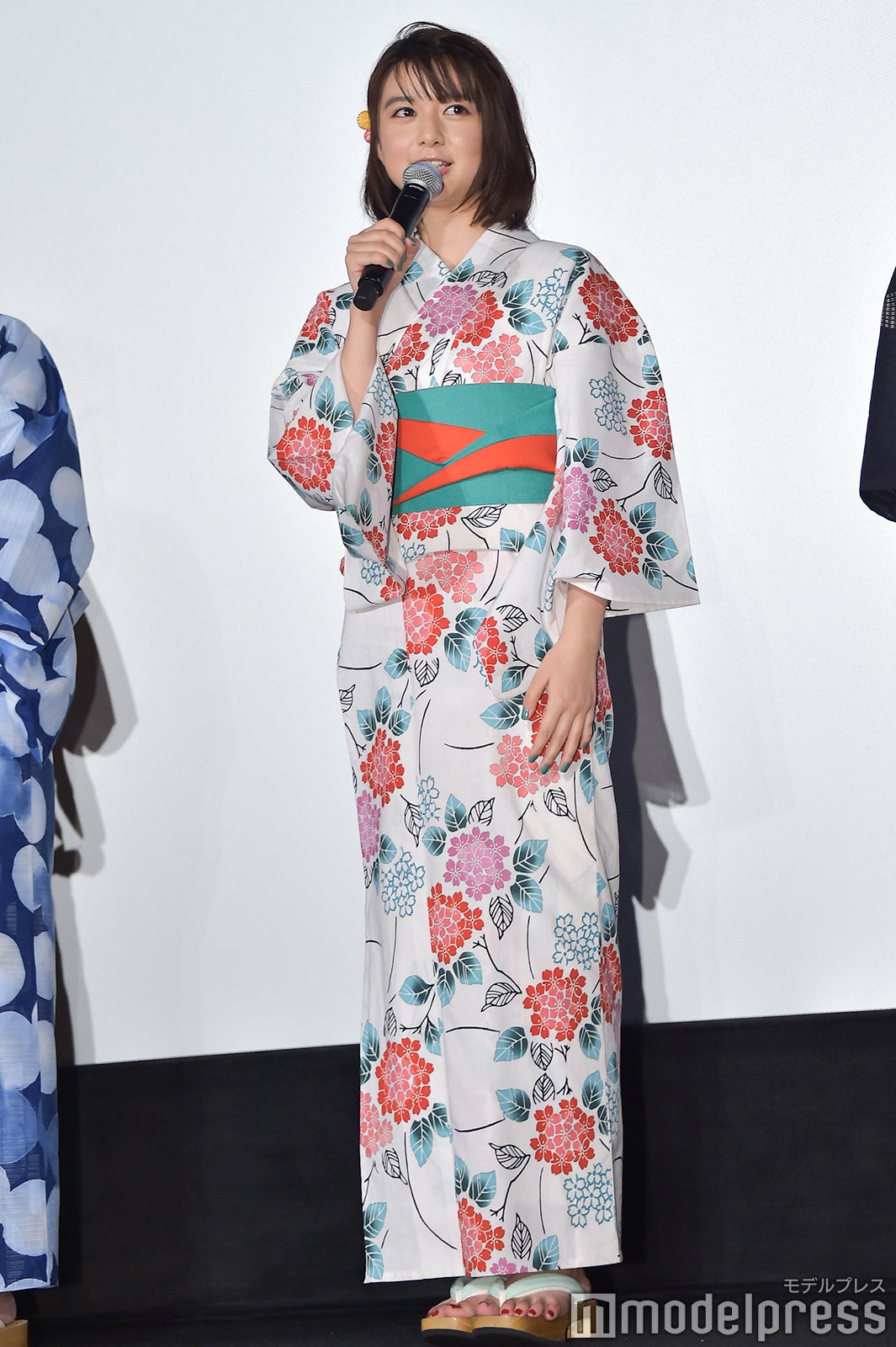 白地×ピンクの花模様でキュートに （C）モデルプレス