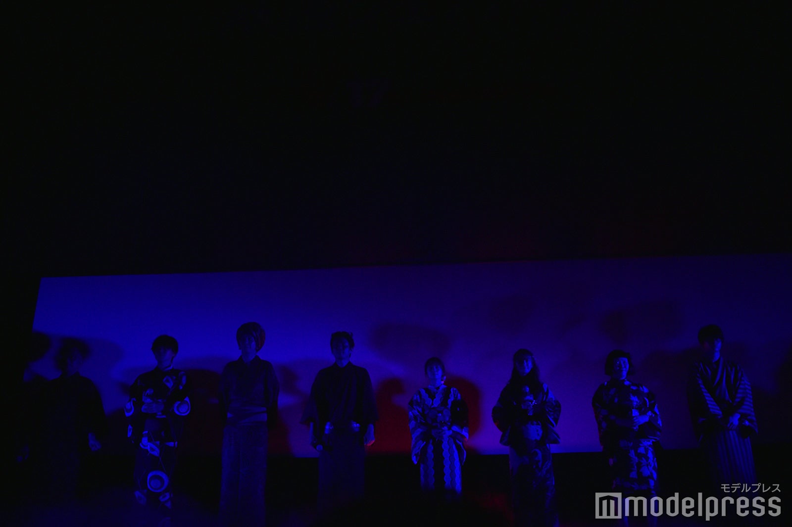 暗闇から現れたキャスト陣 （C）モデルプレス