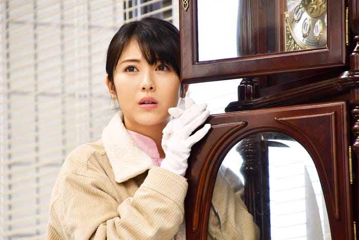 浜辺美波/『アリバイ崩し承ります』第1話より(C)テレビ朝日