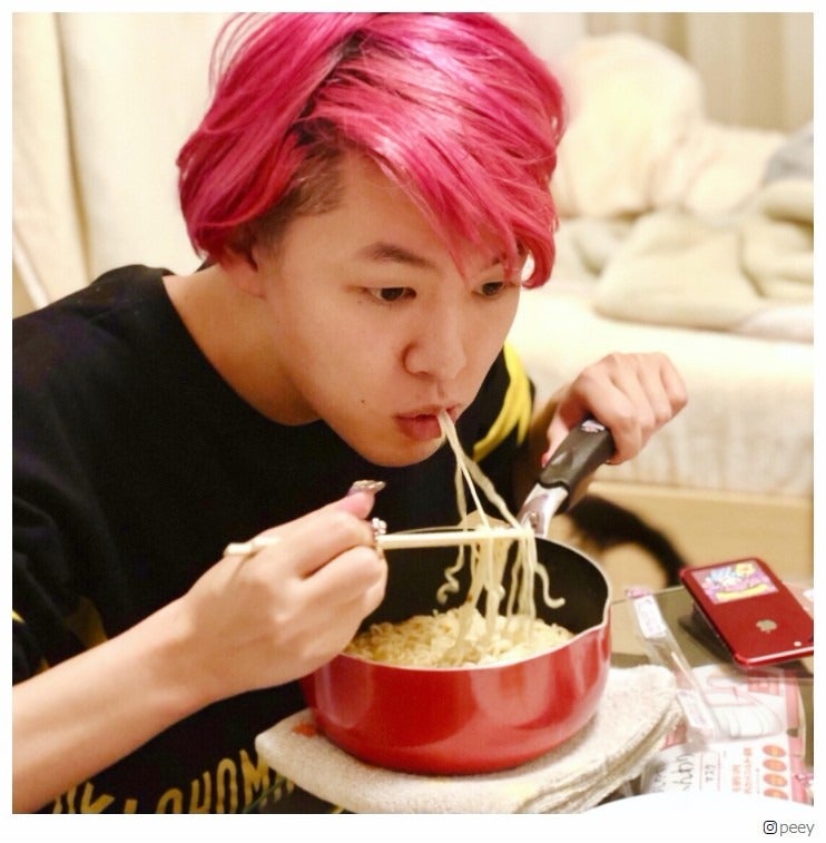 ぺえ、すっぴんで鍋ごとラーメンのオフ感がすごい