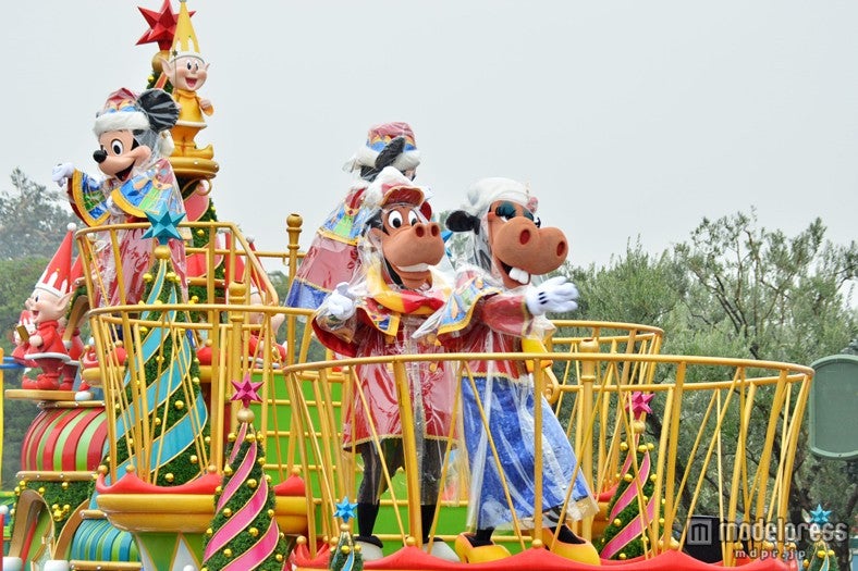 雨天バーションの「ディズニー・サンタヴィレッジ・パレード」