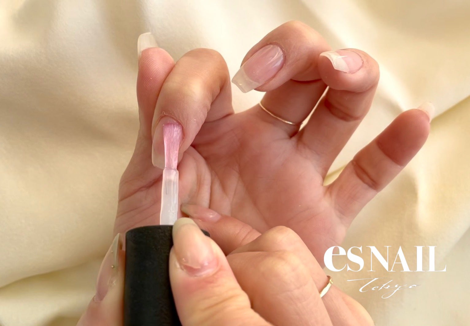 ベースコートはエッジまでしっかり（画像提供：esNAIL）