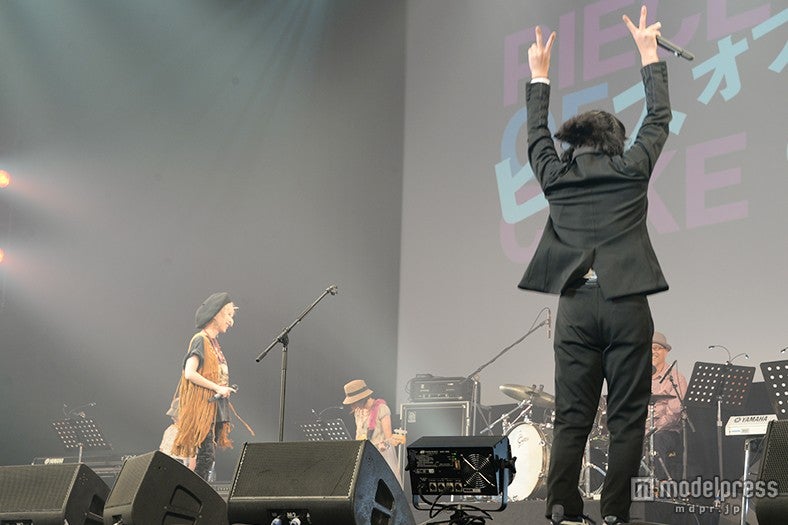 加藤ミリヤ（左）、峯田和伸