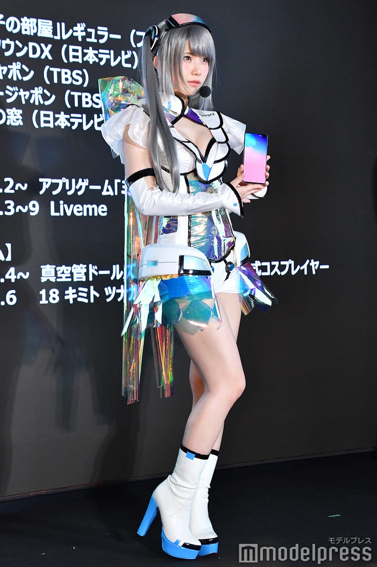 コスプレーヤー　チラ画像 画像1/6) “日本一のコスプレイヤー”えなこ、美脚チラ見せブラックコーデに「可愛い」「天使」の声 - モデルプレス