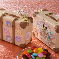 カラフルチョコレート、ミニスナックケース付き¥1,200（C）Disney
