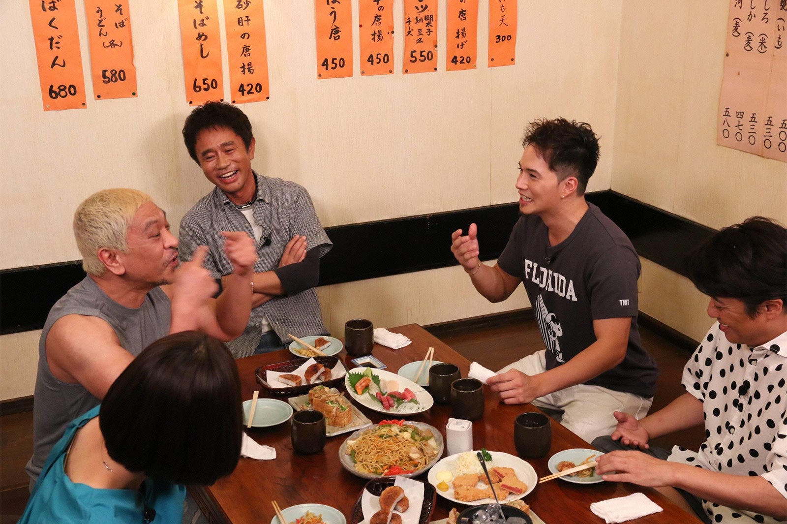 市原隼人（右から2番目）が登場（C）フジテレビ