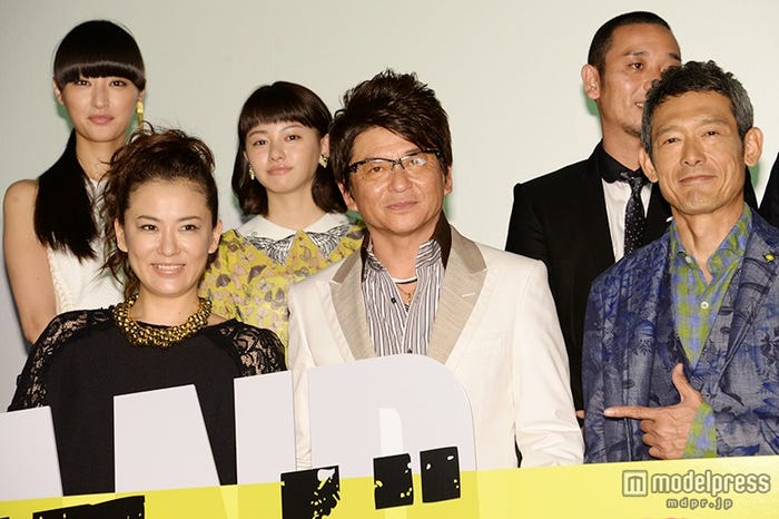 【後列左から】シシド・カフカ、山本舞香、大悟(千鳥)【前列左から】鈴木砂羽、哀川翔、鶴見辰吾