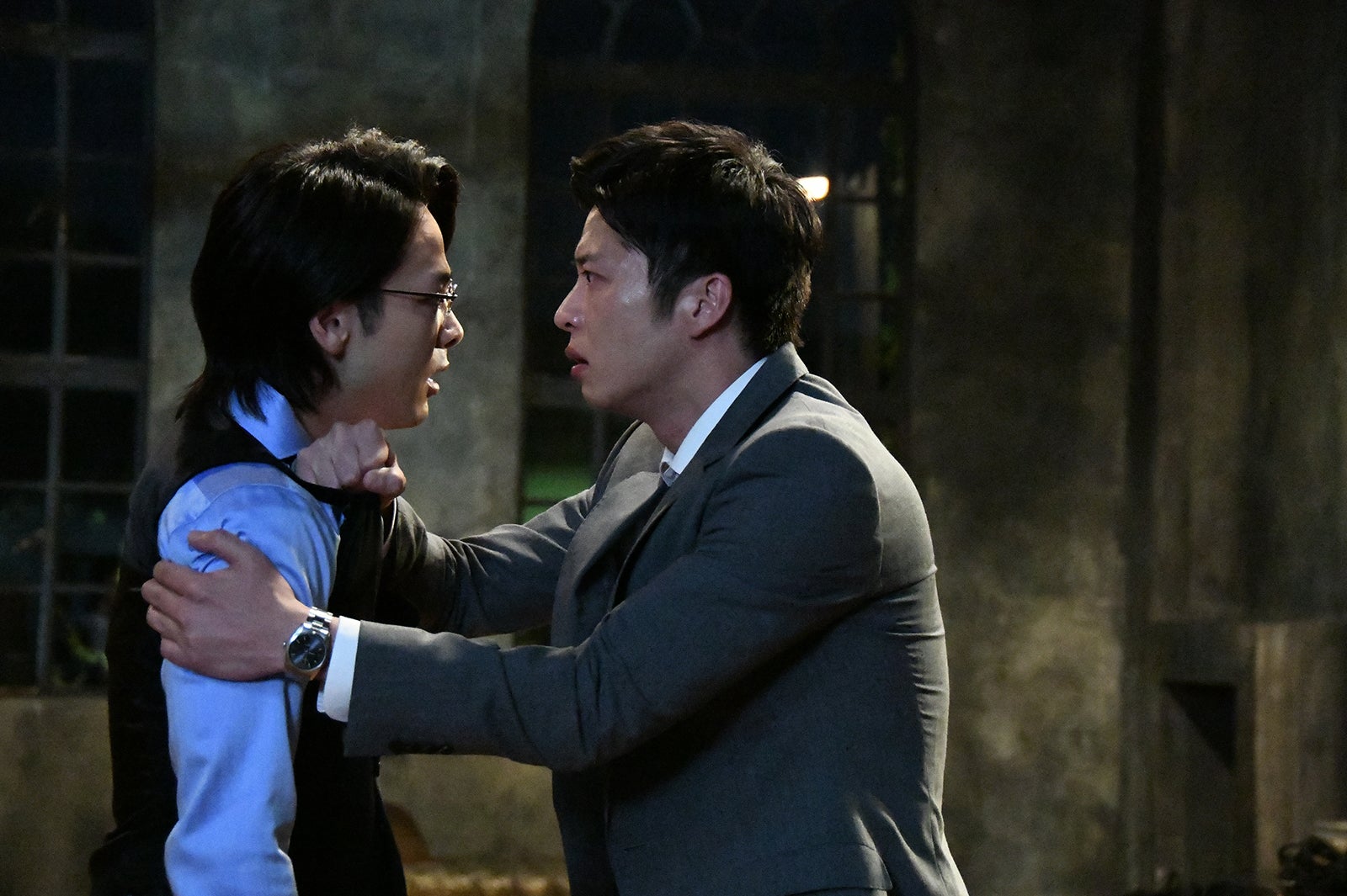 これが噂の“兄弟喧嘩”シーン！？／中村倫也、田中圭（C）テレビ朝日