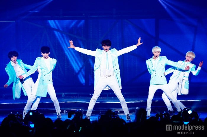 正確でいて勢いを感じるダンスのフォーメーションは圧巻