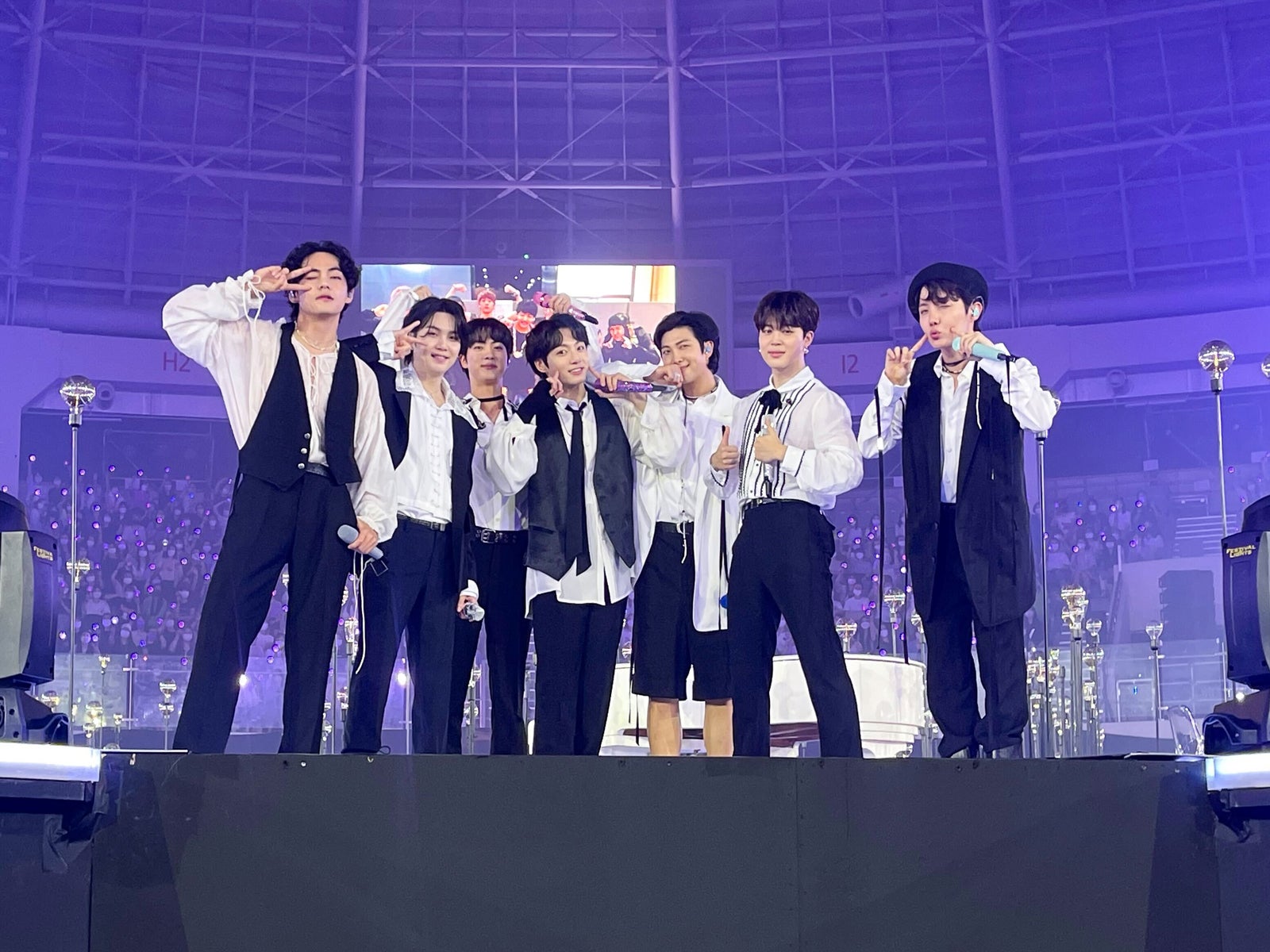 BTS、7人揃った姿にファン感激 2年以上ぶり韓国音楽番組で感極まる