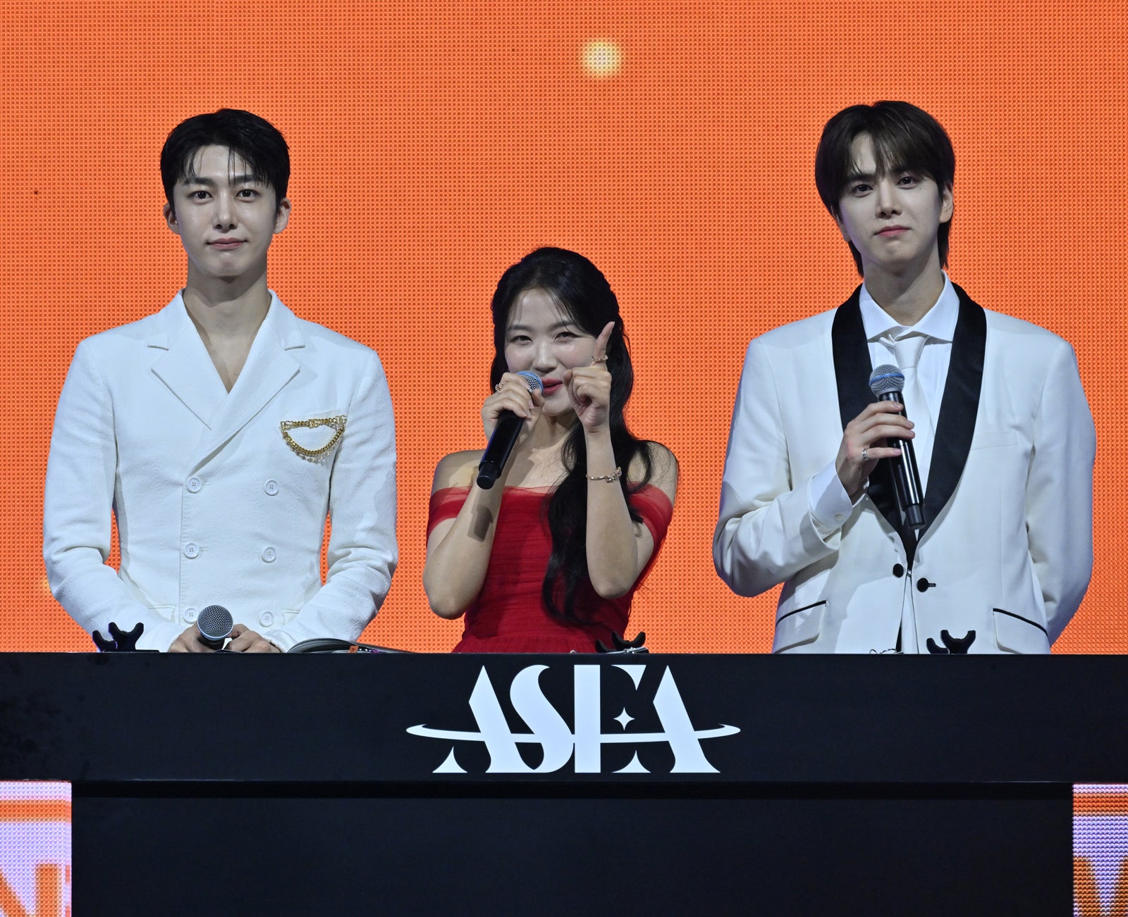 ヒョンウォン、キム・ヘユン、ヨンフン（C）ASEA組織委員会