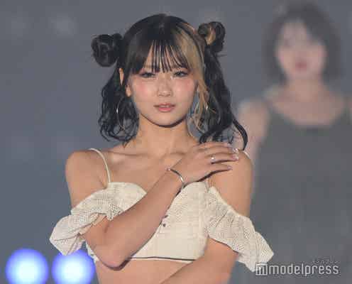 フォーエイト48あみか、オフショルトップスで美デコルテ&ウエスト大胆披露【関西コレクション 2024 A/W】
